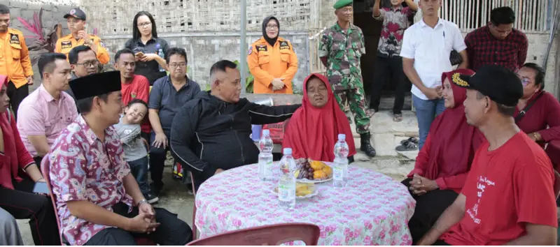 Bupati Nanang Serahkan Bantuan Bedah Rumah Saidah Warga Desa Sidoasih
