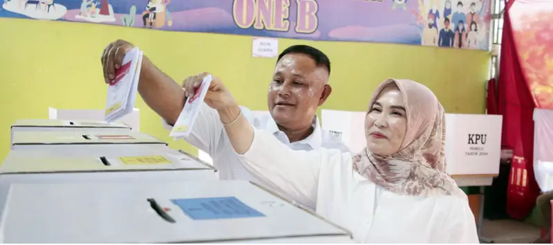 Pesan Jangan Golput, Nanang Ermanto dan Istri Nyoblos di TPS 001 Desa Way Galih 