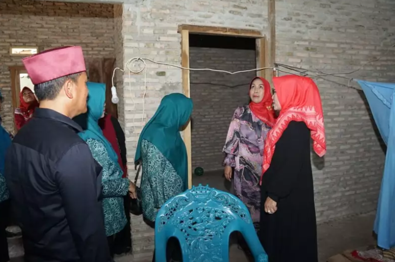 Gerakan Swasembada Rumahku, TP PKK Lamsel Beri Bantuan Bedah Rumah bagi Warga Sragi