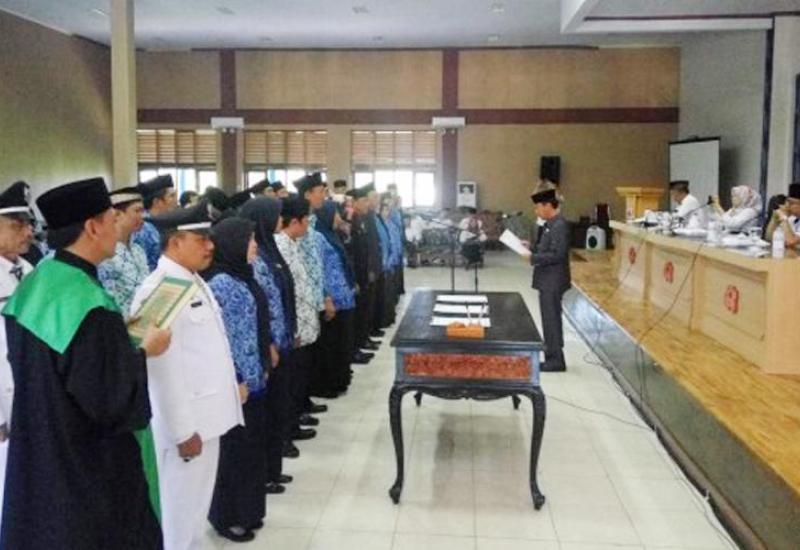 Pelantikan terhadap 45 orang ASN ini terdiri dari 3 orang eselon III, 37 orang eselon IV, dan 5 orang kepala sekolah yaitu 3 orang kepala sekolah SD dan 2 orang kepala sekolah SMP