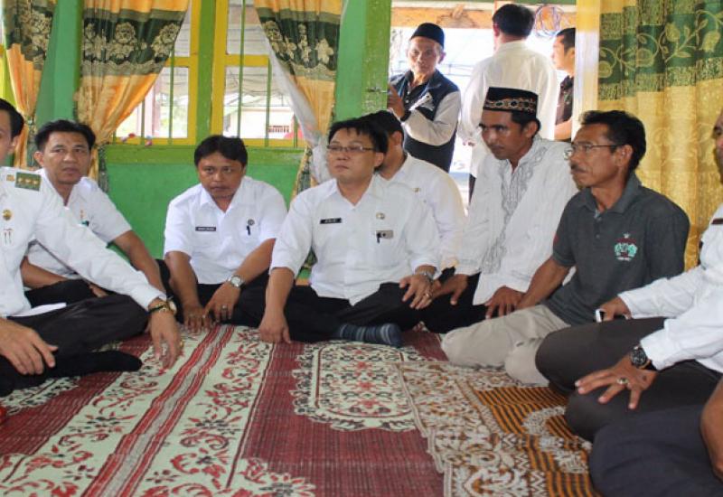 Bupati Kaur dan jajarannya menjenguk keluarga korban hanyut