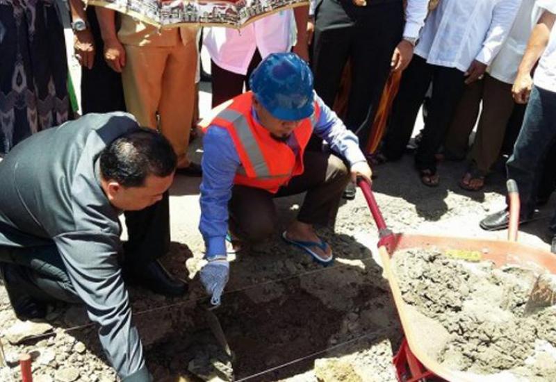 Walikota Bengkulu H. Helmi Hasan melakukan peletakan batu pertama Pembangunan Penataan Lingkungan di Kelurahan Sumber Jaya di RW.02 Kelurahan Sumber Jaya Kecamatan Kampung Melayu, Selasa (07/09/2016)