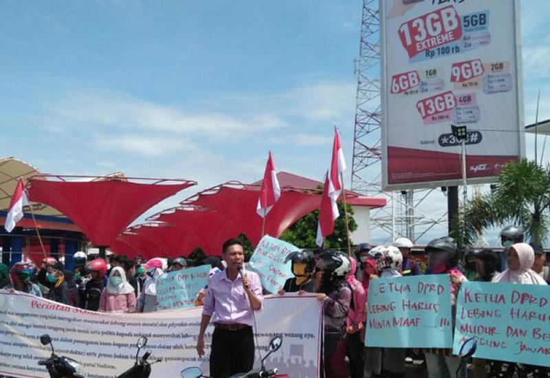 aksi unjuk rasa Solidaritas Masyarakat Lebong se-Indonesia (SOMALIA) Kota Bengkulu di Simpang Lima Kota Bengkulu