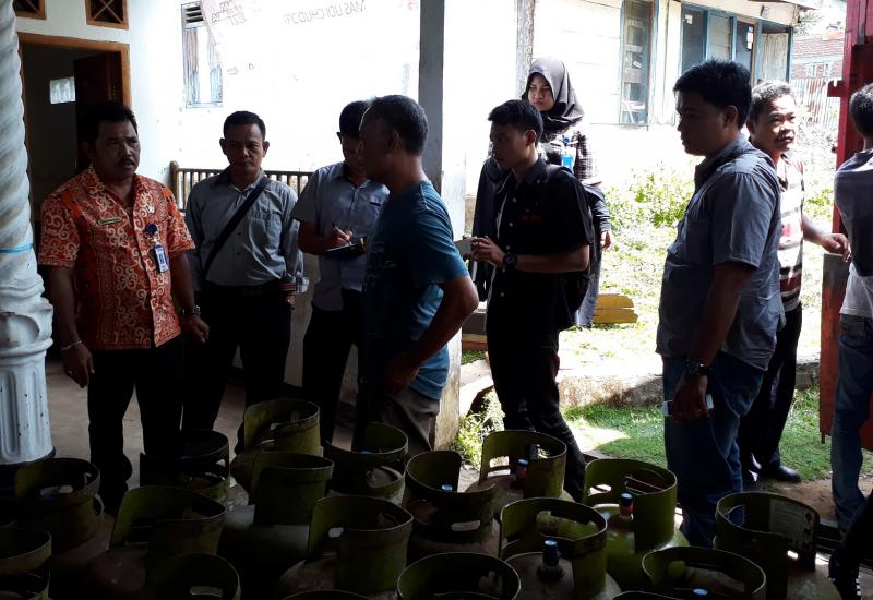 Tim dari Disperindag Kota bersama pihak Kepolisian dan Pertamina saat melakukan sidak kepada salah satu pangkalan gas elpiji
