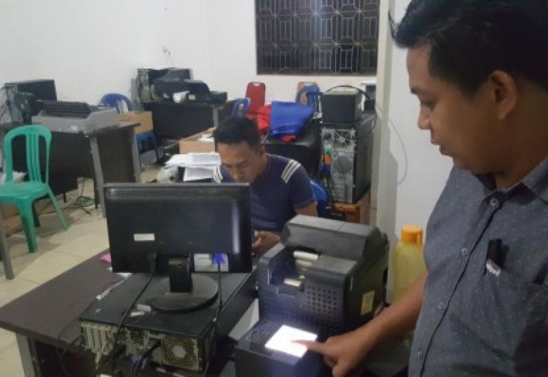 Sejumlah pegawai saat mempersiapkan 5000 e-KTP untuk didistribusikan kepada masyarakat Kota Bengkulu