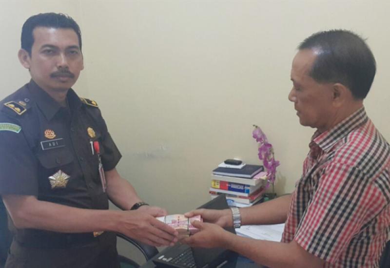 Samsul Bahri mengembalikan uang Rp 40 juta ke Kejati Bengkulu, Kamis (3/8/2017)