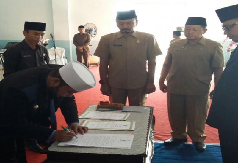 Penandatangan Walikota Bengkulu Helmi Hasan dalam Pelantiakan Direktur PDAM Kota Bengkulu