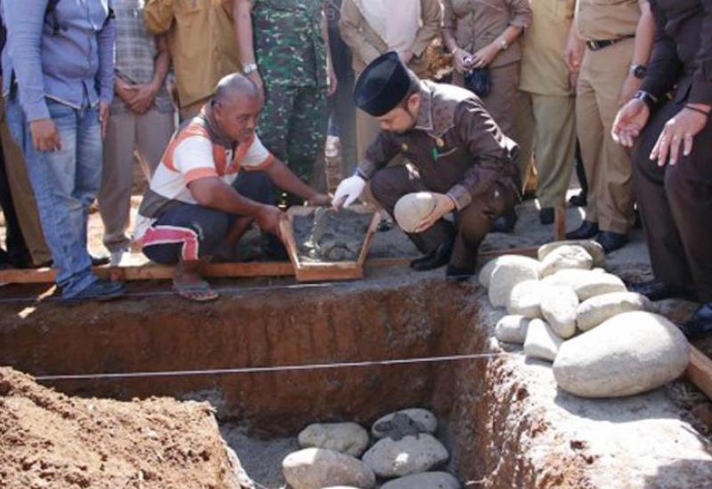 Walikota Bengkulu Helmi Hasan melakukan peletakan batu pertama pembangunan gedung sekolah SMAN 11 Bengkulu
