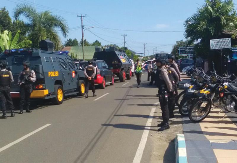 Pengawalan ketat aparat dari satuan Brimob Polda Bengkulu dan Satpol PP saat Rekontruksi KPK