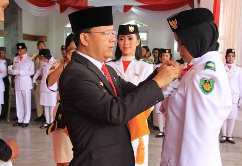 Plt. Gubernur Bengkulu Rohidin Mersyah saat kukuhkan Paskibraka, Rabu (16/8/2017)
