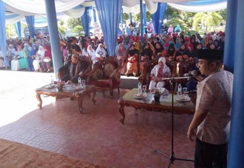 Walikota Bengkulu H. Helmi Hasan saat pengajian rutin bulanan yang diikuti BKMT se-Kota Bengkulu beserta masyarakat di Balai Kota