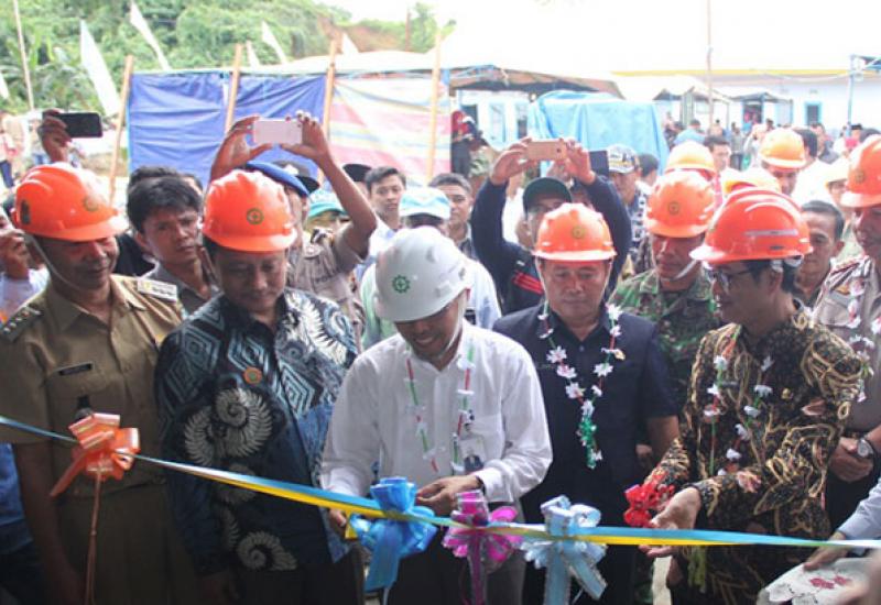 Pemotongan tali Pita oleh GM PT PLN Daryono saat meresmikan PLTD Enggano