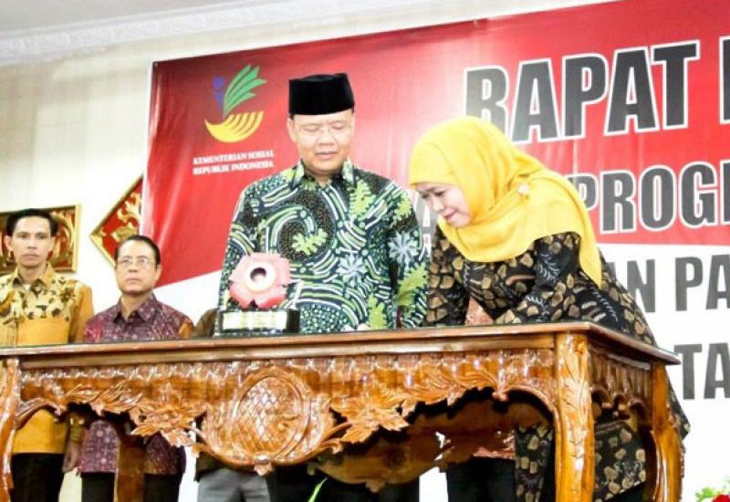 Menteri Sosial RI Khofifah Indar Parawansa bersama Plt Gubernur Bengkulu saat penandatanganan Jumat, (11-08-2017)