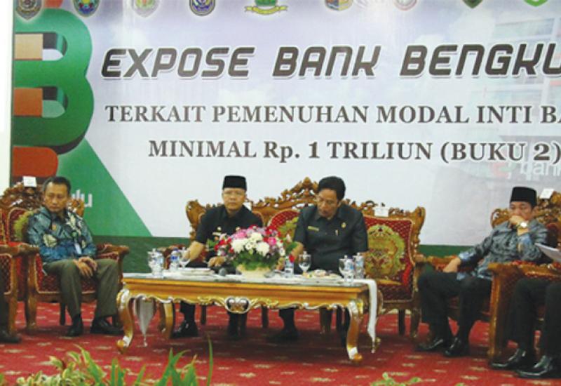 Plt. Gubernur Bengkulu Rohidin Mersyah saat menghadiri Expose Bank Bengkulu terkait pemenuhan modal inti Bank Minimal 1 Triliun yang dilaksanakan di Balai Raya Semarak Provinsi Bengkulu, Kamis (20/7/2017)
