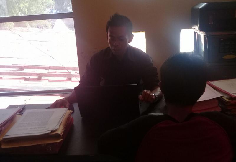 Penyidik sedang melakukan pemeriksaan terhadap terduga pelaku persetubuhan