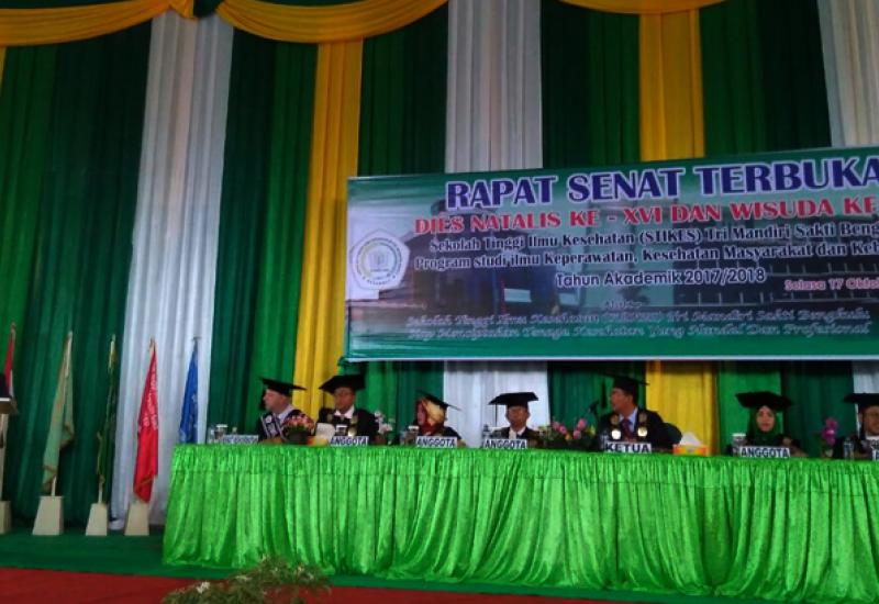 Dies Natalis ke-XVI dan Wisuda ke XIV Sekolah Tinggi Ilmu Kesehatan (STIKES) Tri Mandiri Sakti Bengkulu di Gedung STQ, Selasa(17/10/2017)
