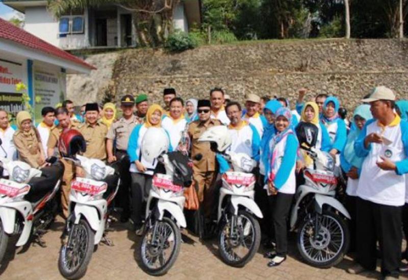 Walikota Bengkulu Helmi Hasan menyerahkan secara langsung 45 unit motor dinas kepada para penyuluh pertanian,perkebunan dan peternakan