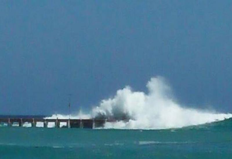 Tampak ketinggian obak yang berada di pinggir pantai Kaur