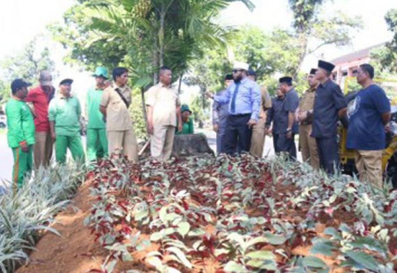 Walikota Bengkulu Helmi Hasan saat sidak kondisi taman di jalan Jenderal Sudirman depan Unihaz Bengkulu