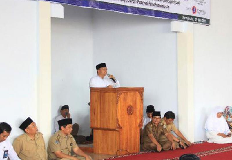 Wagub Rohidin Mersyah saat membuka kegiatan iman dan taqwa (imtaq) Ramadhan 1438 H sekaligus meresmikan Masjid, di SMKN1 Bengkulu, Senin(29/5).