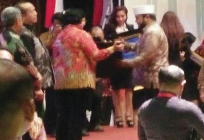 Walikota Bengkulu Helmi Hasan saat menerima penghargaan Adipura dari Menteri LHK, Rabu (2/8/2017) di Jakarta