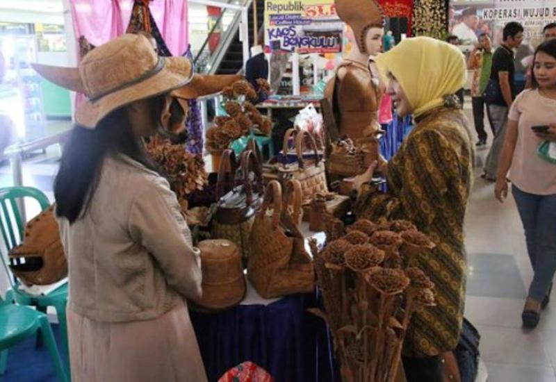 Wakil Walikota Bengkulu Patriana Sosialinda saat mengunjungi sejumlah stan di Bencoleen Mall pada kegiatan bazar di peringatan Hari Koperasi 69