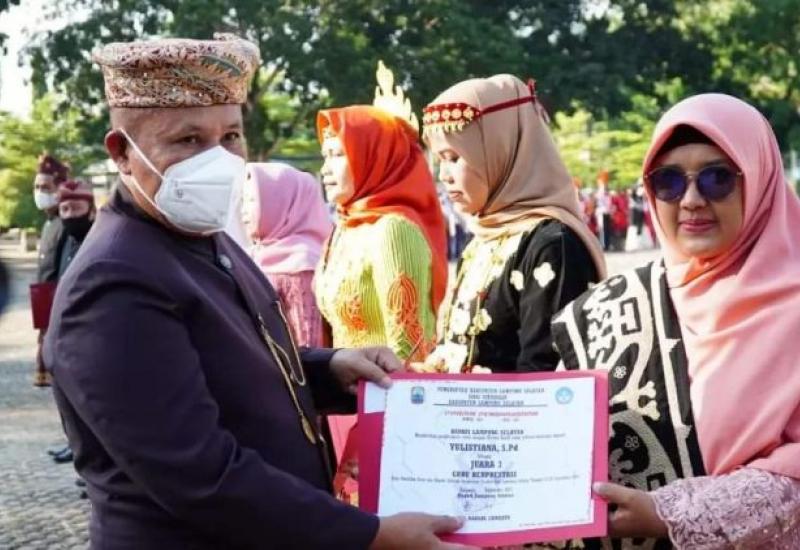 Bupati Nanang Memberikan Penghargaan Kepada 120 Guru 