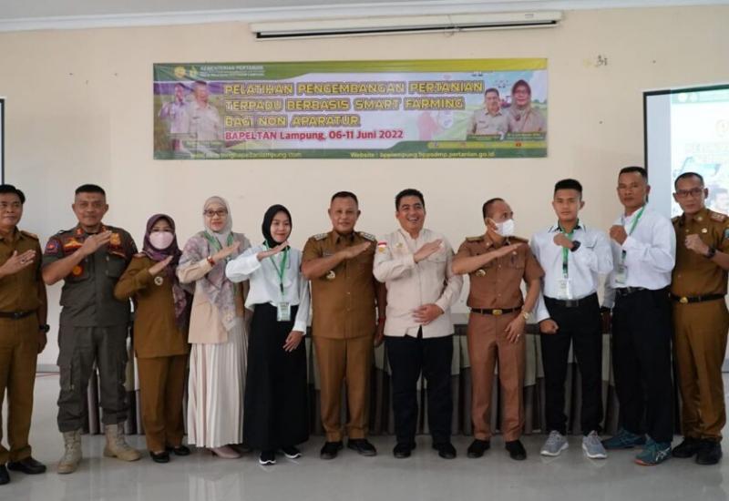 Membantu Petani Meningkatkan Hasil Panen, Bupati Beri Pelatihan Smart Farming Petani Milenial