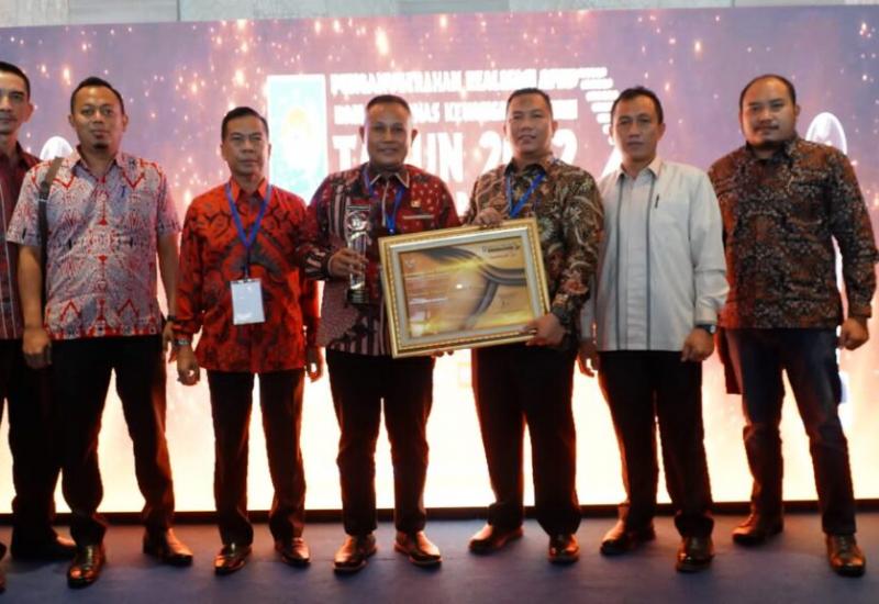 Hasil Kerja Keras Pemkab Lamsel, Mendagri Menyerahkan Penghargaan Kepada Bupati Lamsel