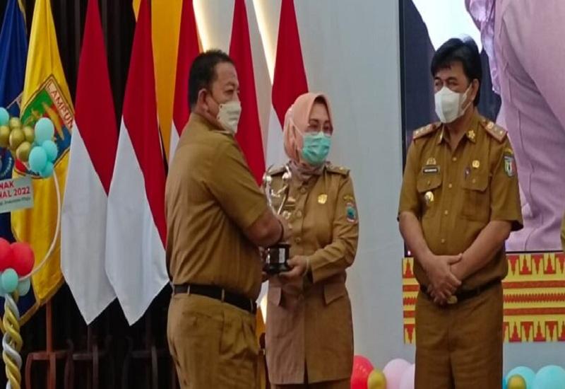 Bupati Lampung Selatan yang diwakili oleh Asisten Pemerintahan dan Kesejahteraan Rakyat Eka Riantinawati, SKM., M.Kes. menghadiri acara Penyerahan   Piala dan Piagam Provinsi Layak Anak (Provila) dan Kabupaten/Kota Layak Anak   (KLA) kepada Bupati/Walikota se-Provinsi Lampung, di Mahan Agung, Rumah Dinas   Gubernur Lampung, Bandar Lampung, Selasa (2/8).