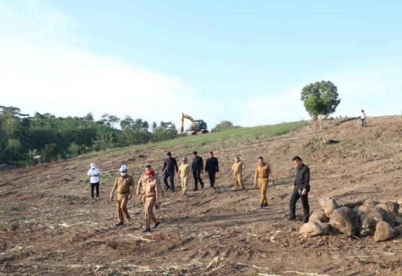 Bupati Lampung Selatan, Nanang Ermanto bersama rombongan meninjau   lokasi pembangunan sirkuit motocross berstandar nasional, yang dibangun diatas tanah   seluas 5,3 hektar, berlokasi di Desa Kedaton, Kecamatan Kalianda, Lampung Selatan,   Rabu (03/8).