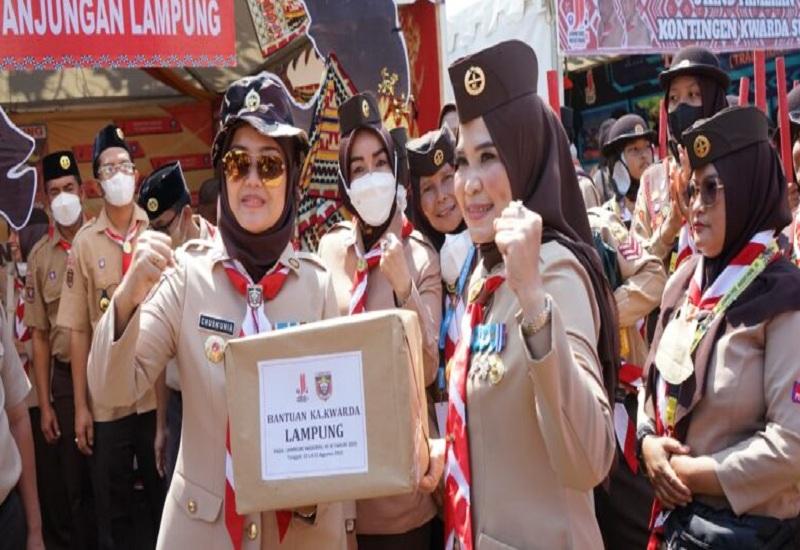 Ketua Kwartir Cabang Gerakan Pramuka Lampung Selatan (Lamsel)   Winarni Nanang Ermanto, menghadiri pembukaan Jambore Nasional ke-XI Tahun   2022 yang berlangsung di Graha Wisata (Buperta) Cibibur dari tanggal 14-21 Agustus   2022, diikuti oleh 11.506 peserta, yang mana Provinsi Lampung turut melepas 300   kontingen yang terdiri dari 244 peserta pramuka penggalang, 34 pembina, 6 pimpinan   kontingen dan 16 panitia pendukung, Jakarta Timur, Minggu (14/8).