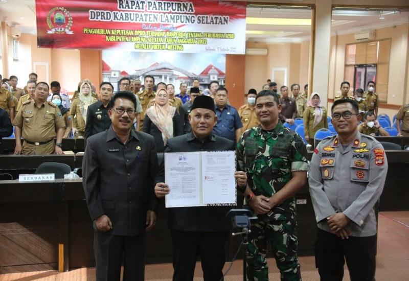 Bupati Lampung Selatan Nanang Ermanto bersama Sekertaris Daerah   Thamrin serta jajaran Kepala Organisasi Perangkat Daerah (OPD) menghadiri   Rapat Paripurna DPRD Lampung Selatan secara hybrid meeting dalam rangka   Pengesahan Rancangan Peraturan Daerah tentang Perubahan Anggaran Pendapatan   dan Belanja Daerah (APBD-P) Kabupaten Lampung Selatan di Aula Rajabasa   Setdakab, Selasa (13/09).