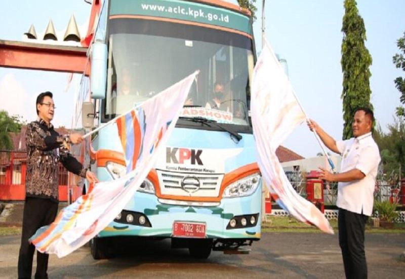Bupati Lampung Selatan, Nanang Ermanto menutup rangkaian kegiatan   Roadshow Bus Komisi Pemberantasan Korupsi (KPK) 2022 “Jelajah Negeri Bangun   Anti Korupsi” di Kabupaten Lampung Selatan, ditandai dengan melepas secara   simbolis Bus rombongan tim KPK di halaman rumah dinas bupati, Rabu (28/9).