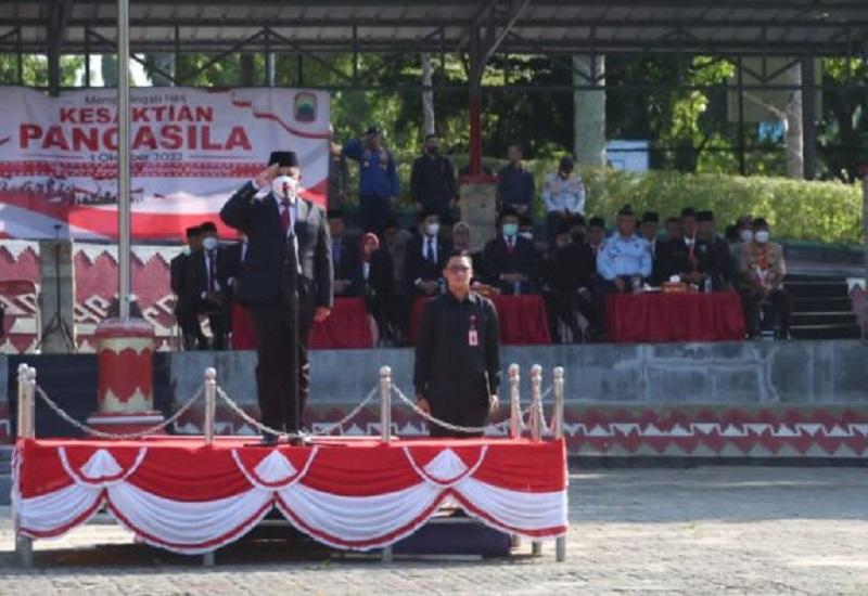 Bupati Lampung Selatan, Nanang Ermanto bertindak sebagai Inspektur   Upacara dalam upacara peringatan Hari Kesaktian Pancasila tahun 2022, yang di   selenggarakan oleh Pemerintah Kabupaten (Pemkab) Lampung Selatan di Lapangan   Korpri Pemerintah Daerah, Sabtu (1/10).