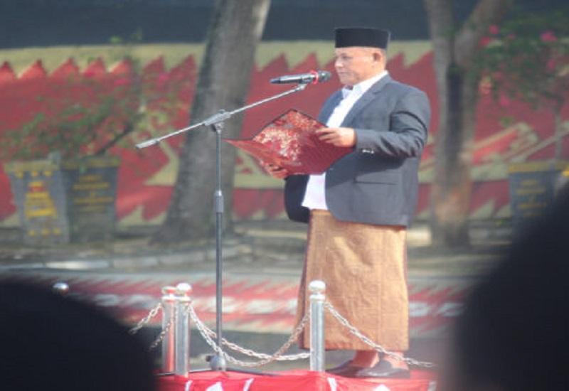 Bupati Nanang Ermanto menjadi pemimpin upacara Hari Santri Nasional Tahun 2022 di Lapangan Korpri, Pemda Kabupaten Lampung Selatan, Sabtu (22/10).