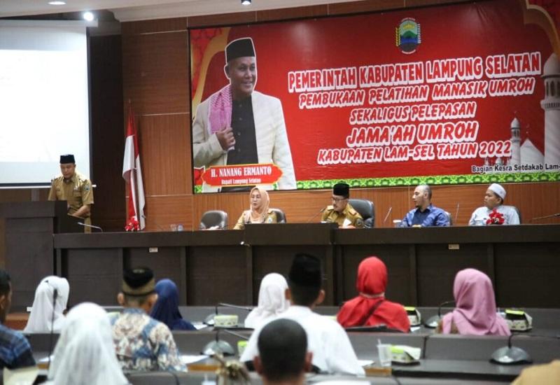 Sekertaris Daerah (Sekda) Lampung Selatan, Thamrin menghadiri acara pembukaan pelatihan manasik umroh sekaligus pelepasan jama'ah umroh Kabupaten Lampung Selatan Tahun 2022 yang difasilitasi oleh jasa Tour and Travel Dream Tour dan Al Sungkar Tour di Aula Rajabasa Setdakab, Senin (26/08).