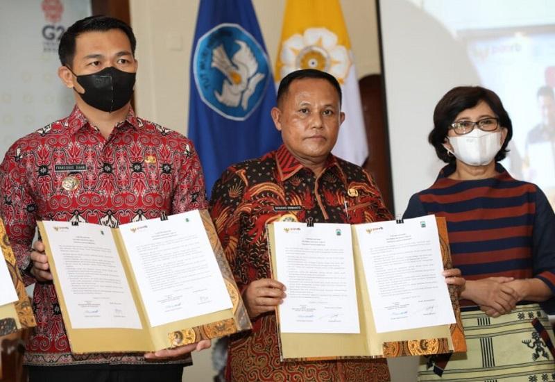 Bupati Lampung Selatan Nanang Ermanto didampingi Kepala Badan   Perencanaan Pembangunan Daerah (Bappeda), Aryan Saruhian menghadiri acara   Grand Launching dan penandatanganan komitmen bersama pelaksanaan reformasi   birokrasi tematik penanggulangan kemiskinan pada pemerintah daerah yang   diselenggarakan Kementerian Pendayagunaan Aparatur Negara dan Reformasi   Birokrasi Republik Indonesia (Kemenpan-RB) di Balai Senat Universitas Gajah   Mada, Jumat (21/10).