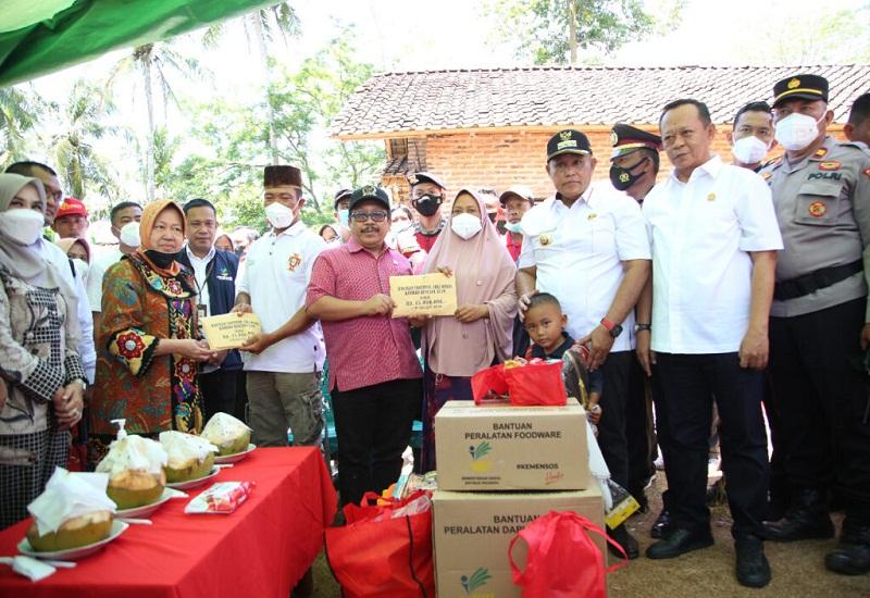Bupati Lampung Selatan, H. Nanang Ermanto mendampingi Menteri Sosial Republik Indonesia (Mensos RI)   Tri Rismaharini dalam rangka memberikan bantuan sosial kepada korban yang terdampak musibah banjir di Kecamatan   Candipuro dan Kecamatan Sidomulyo Kabupaten Lampung Selatan, Rabu (2/11).