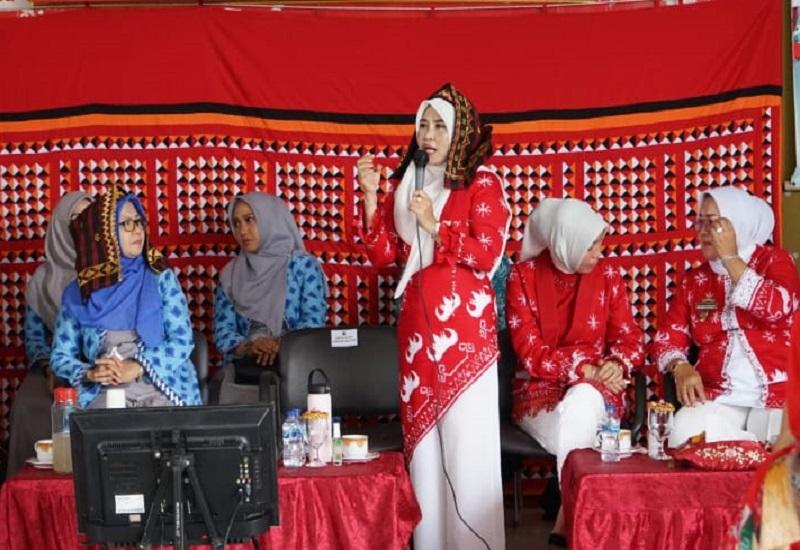 Ketua Tim Penggerak Pemberdayaan Kesejahteraan Keluarga (TP PKK) Lampung   Selatan, Winarni Nanang Ermanto mendampingi Ketua TP PKK Kabupaten Pesisir Barat,   Septi Istiqlal yang melakukan kunjungan kerja ke Desa Swasembada Gizi di Aula   Kantor Desa Pasuruan Kecamatan Penengahan Lampung Selatan, Jumat (02/12).