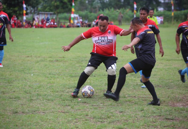 Bupati Nanang Ikut Laga Friendly Match, Red Brother FC Menang Atas PGRI FC