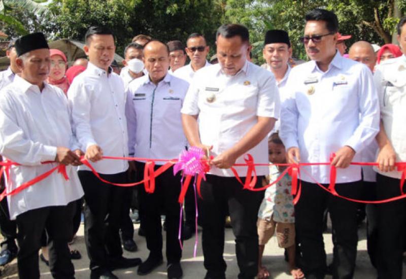 Lama Diimpikan, Bupati Lamsel Resmikan Jembatan Parit 9 Desa Berundung Ketapang