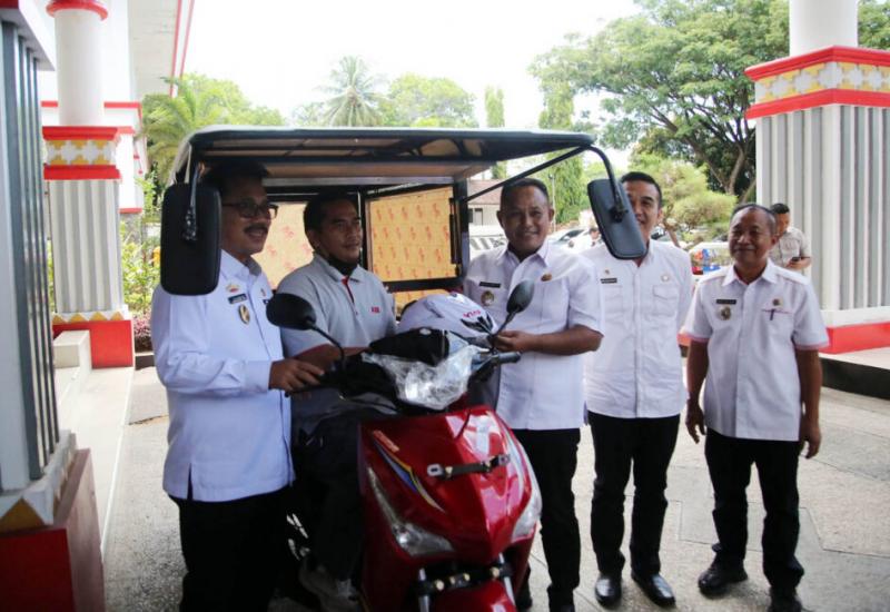 Kepada Penyandang Disabilitas, Bupati Lampung Selatan Serahkan Kendaraan Roda Tiga 