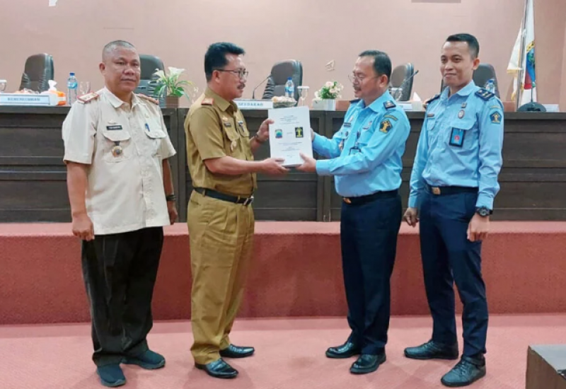 Kemenkumham Lampung Serahkan  Naskah Akademik dan Draf Retribusi Daerah Ke Pemkab Lamsel