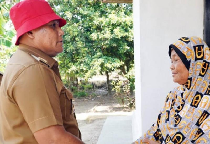 Bupati Nanang Kembali Serahkan Bantuan Bedah Rumah Di Kecamatan Sidomulyo