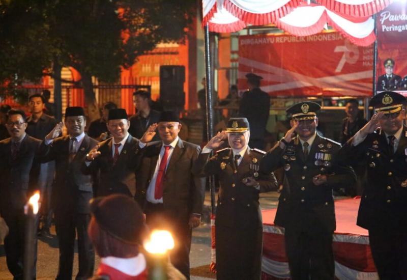 Meriahkan Malam HUT RI Ke 78, Bupati Nanang Lepas Pawai Obor di Pusat Kota Kalianda