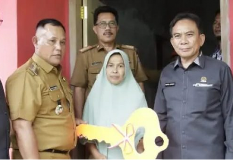 Anggota DPRD Lamsel Hadiri Program Bedah Rumah di Kecamatan Rajabasa