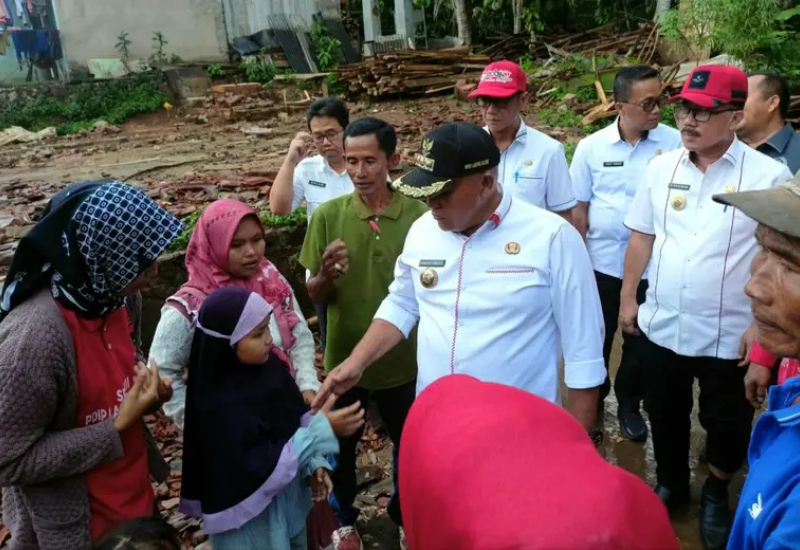 Dua Rumah Warga Tanjung Agung-Katibung Roboh, Bupati Nanang Serahkan Bantuan Bedah Rumah