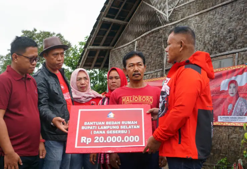 Bupati Lampung Selatan Serahkan Bantuan Bedah Rumah di Desa Hara Banjarmanis 