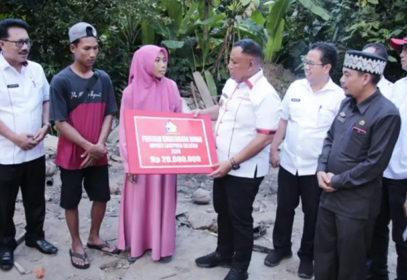 Buapati Nanang Ermanto Salurkan Bantuan Kepada Korban Rumah Roboh di Kecamatan Ketapang
